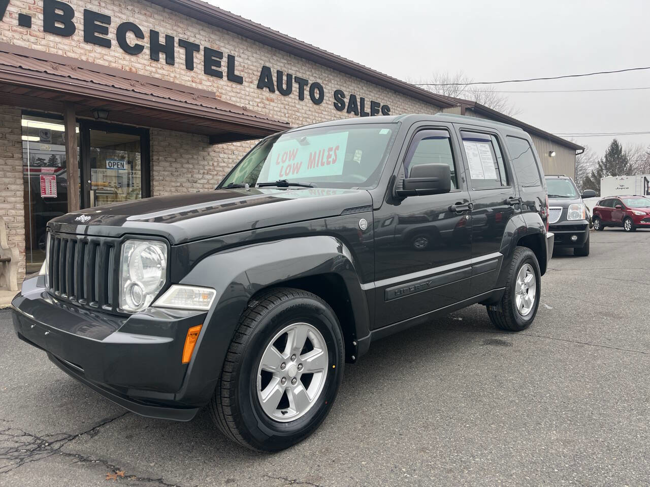 Used 2011 Jeep Liberty Sport image 2