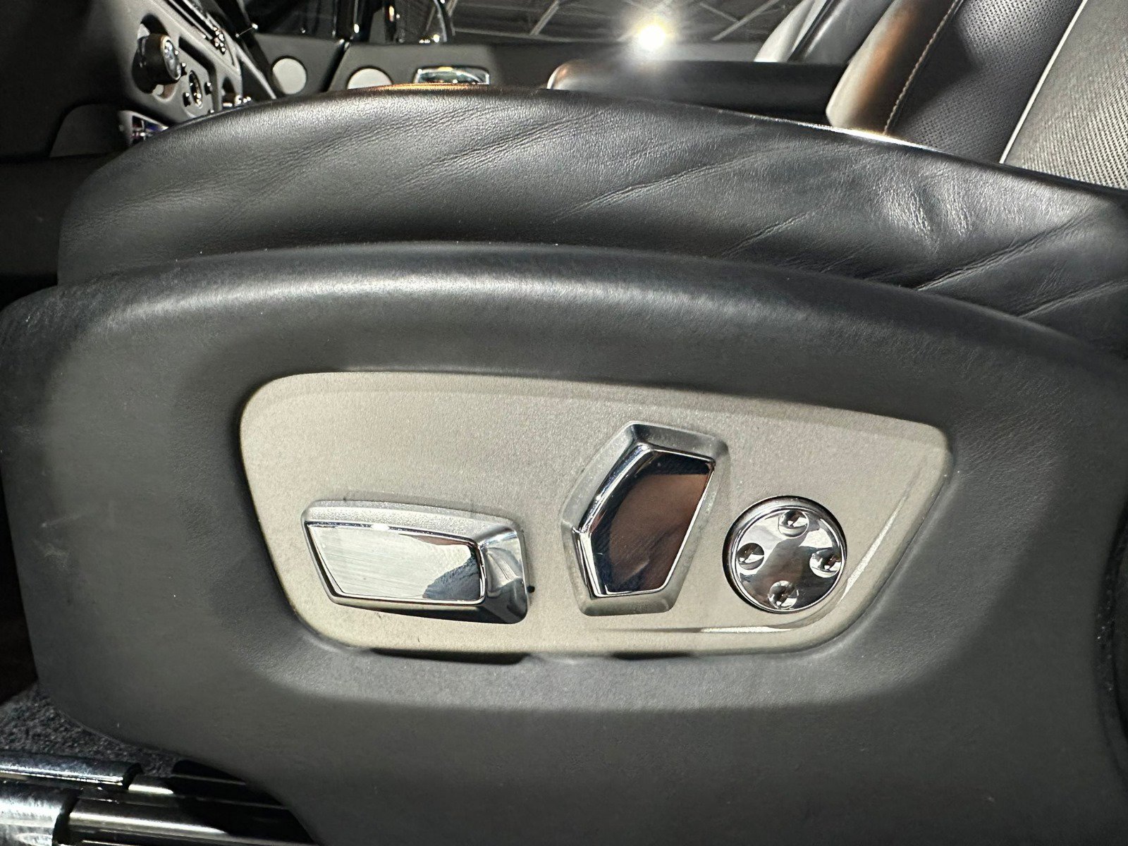 Used 2019 Rolls-Royce Dawn image 40