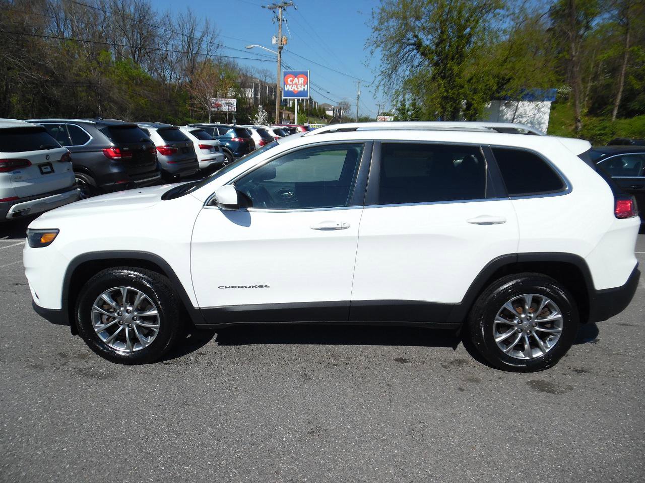 Used 2019 Jeep Cherokee Latitude Plus w/ Cold Weather Group AWD/4WD image 2