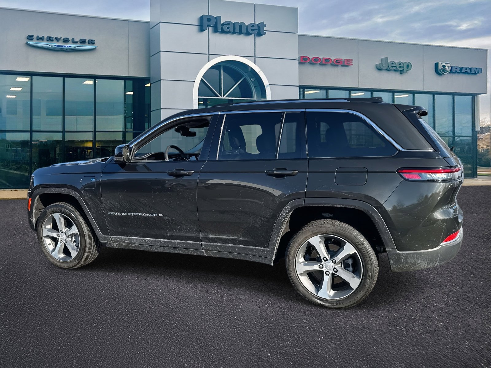 Used 2023 Jeep Grand Cherokee 4WD 4xe w/ Luxury Tech Group II image 3