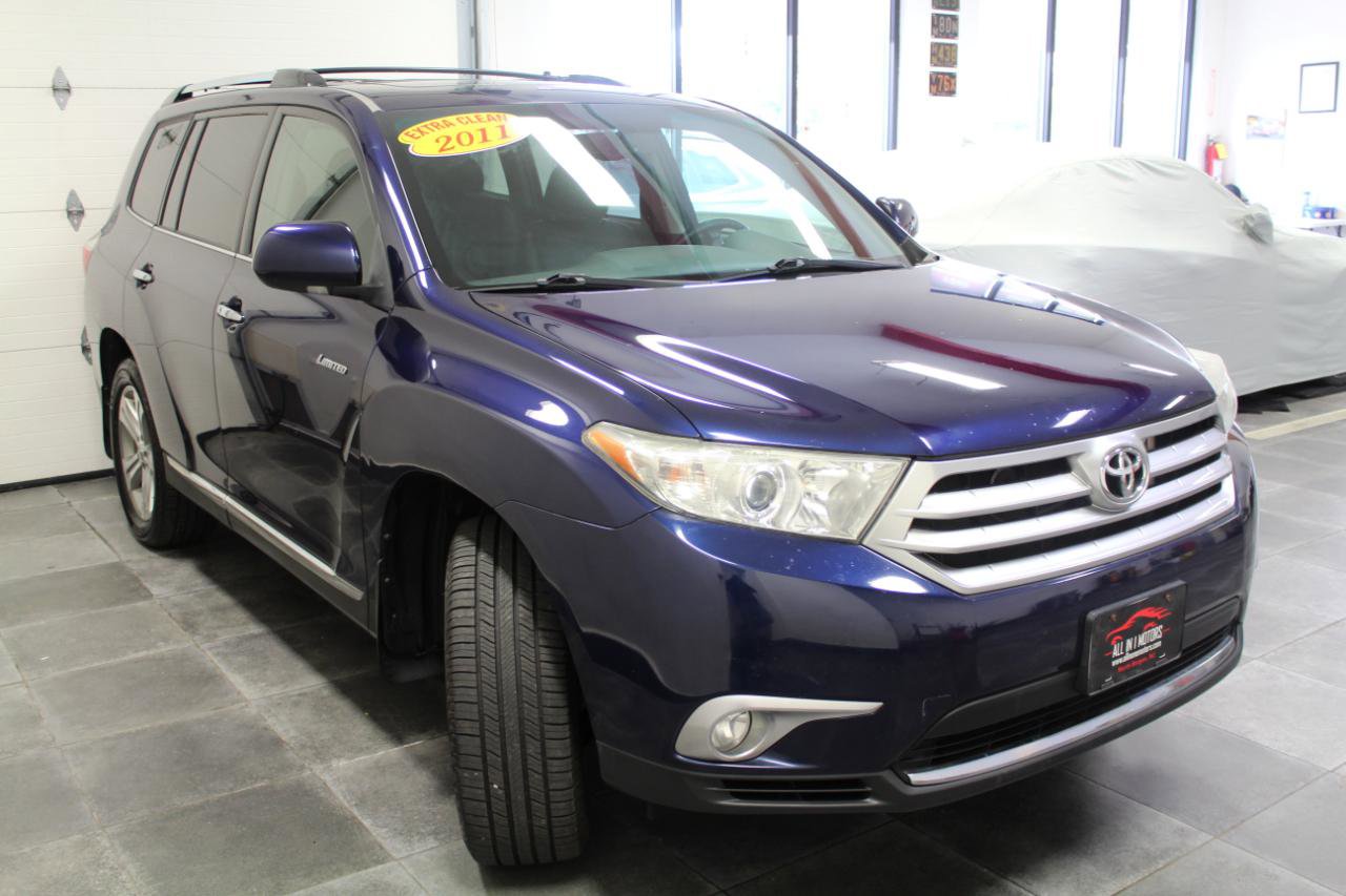 Used 2011 Toyota Highlander Limited w/ Tow Pkg AWD/4WD image 3