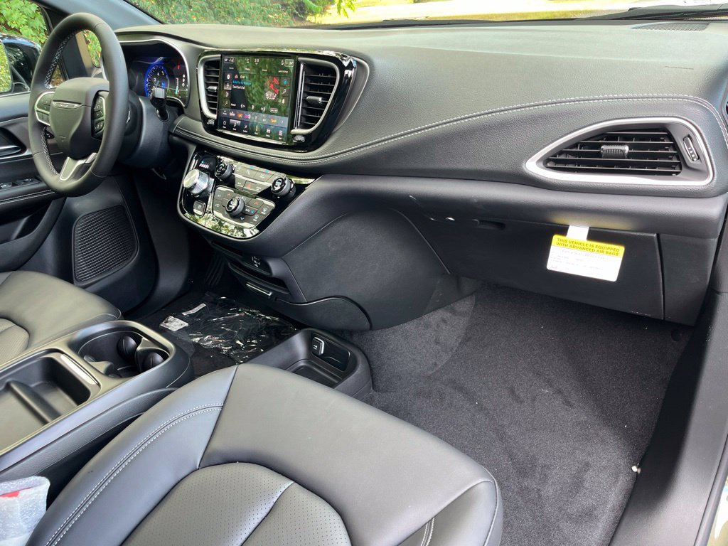 New 2027 Chrysler Pacifica Select FWD image 37