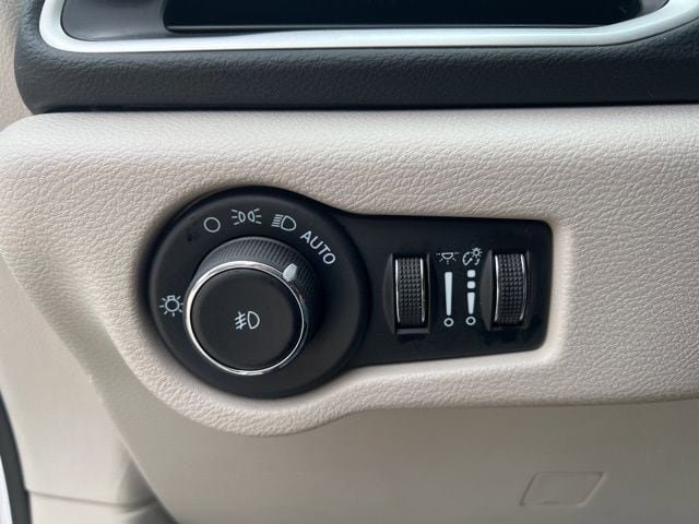 Used 2024 Chrysler Pacifica Touring-L image 20