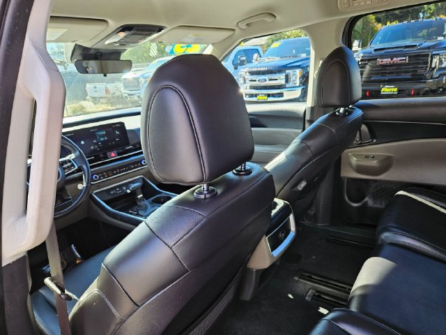 Used 2025 Kia Carnival FWD image 19
