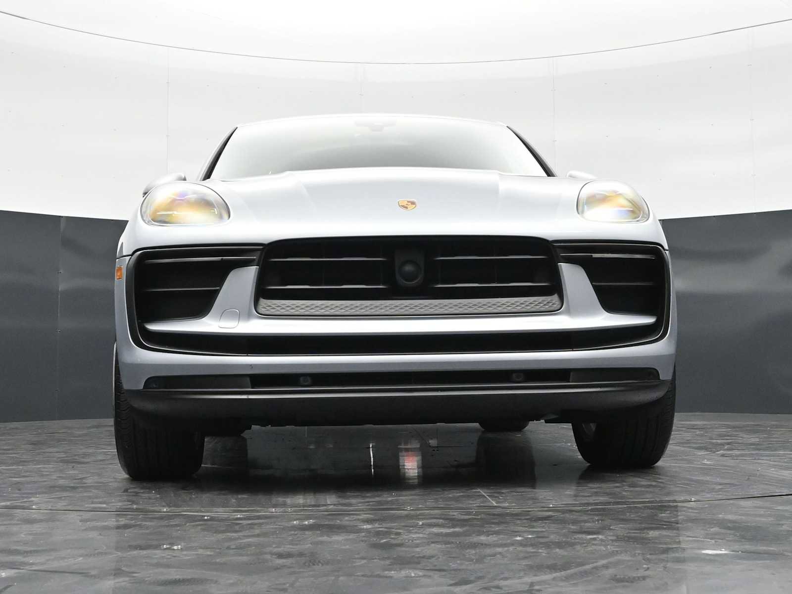 Certified 2025 Porsche Macan AWD/4WD image 43