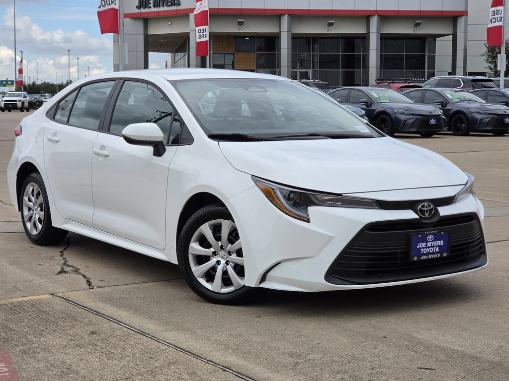 Used 2025 Toyota Corolla LE FWD image 2