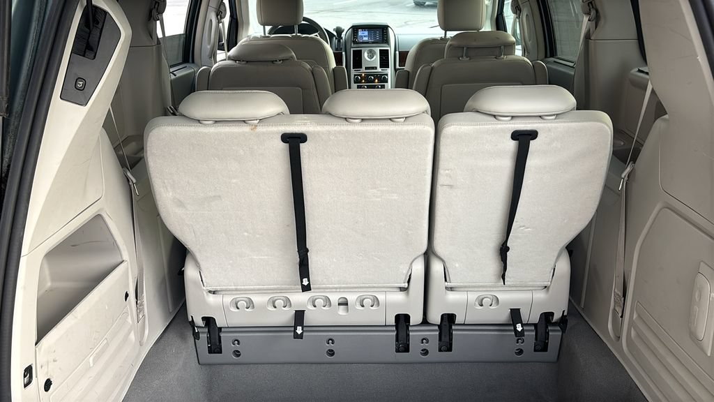 Used 2009 Chrysler Town & Country Touring FWD image 34