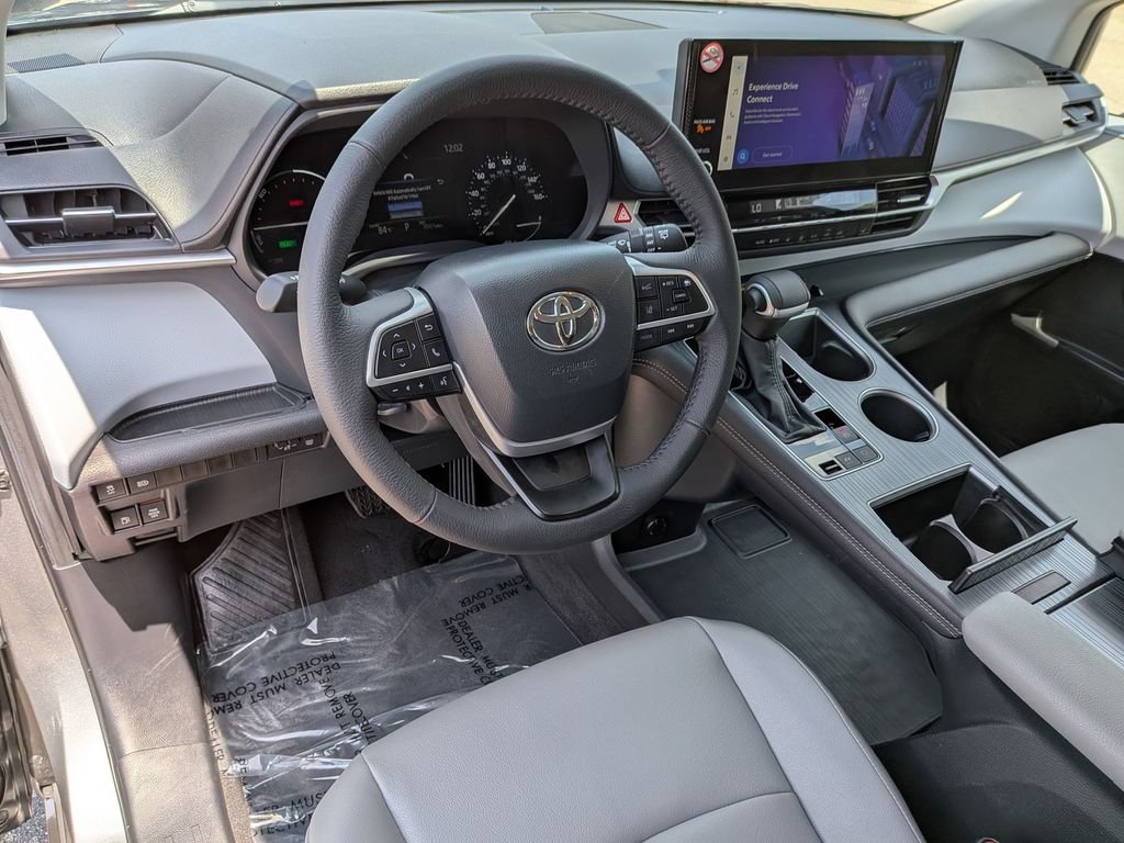 Used 2026 Toyota Sienna XLE FWD image 17
