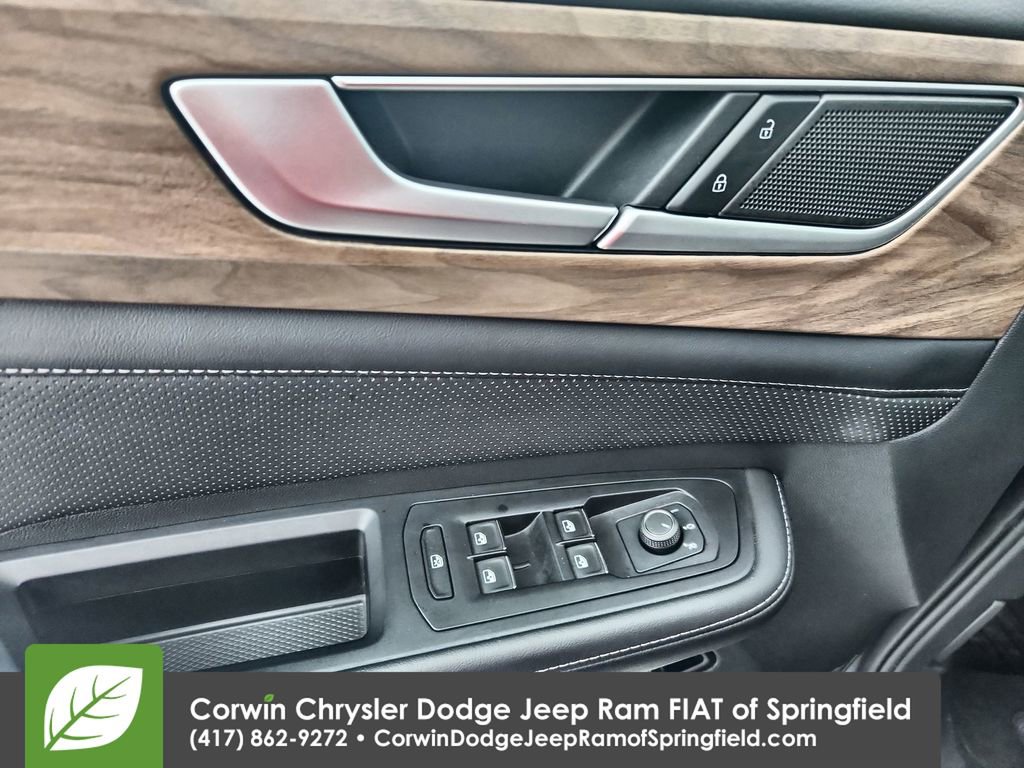 Used 2025 Volkswagen Atlas SE image 21