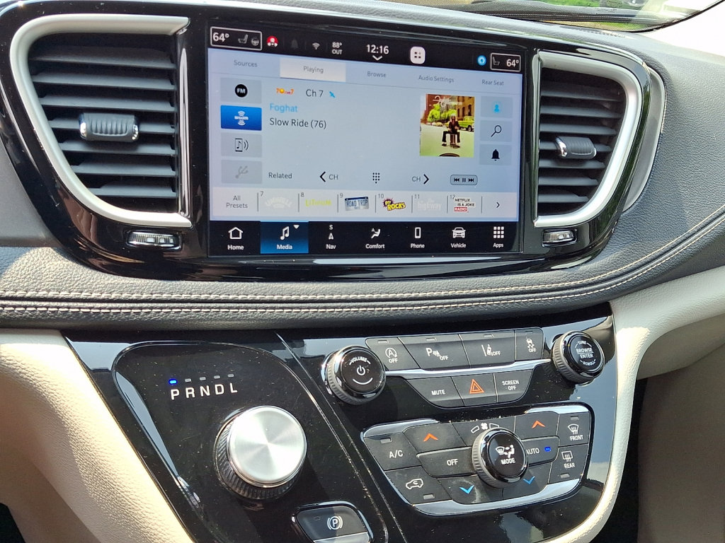 Used 2023 Chrysler Pacifica Touring-L w/ Uconnect Theater Family Group FWD image 28