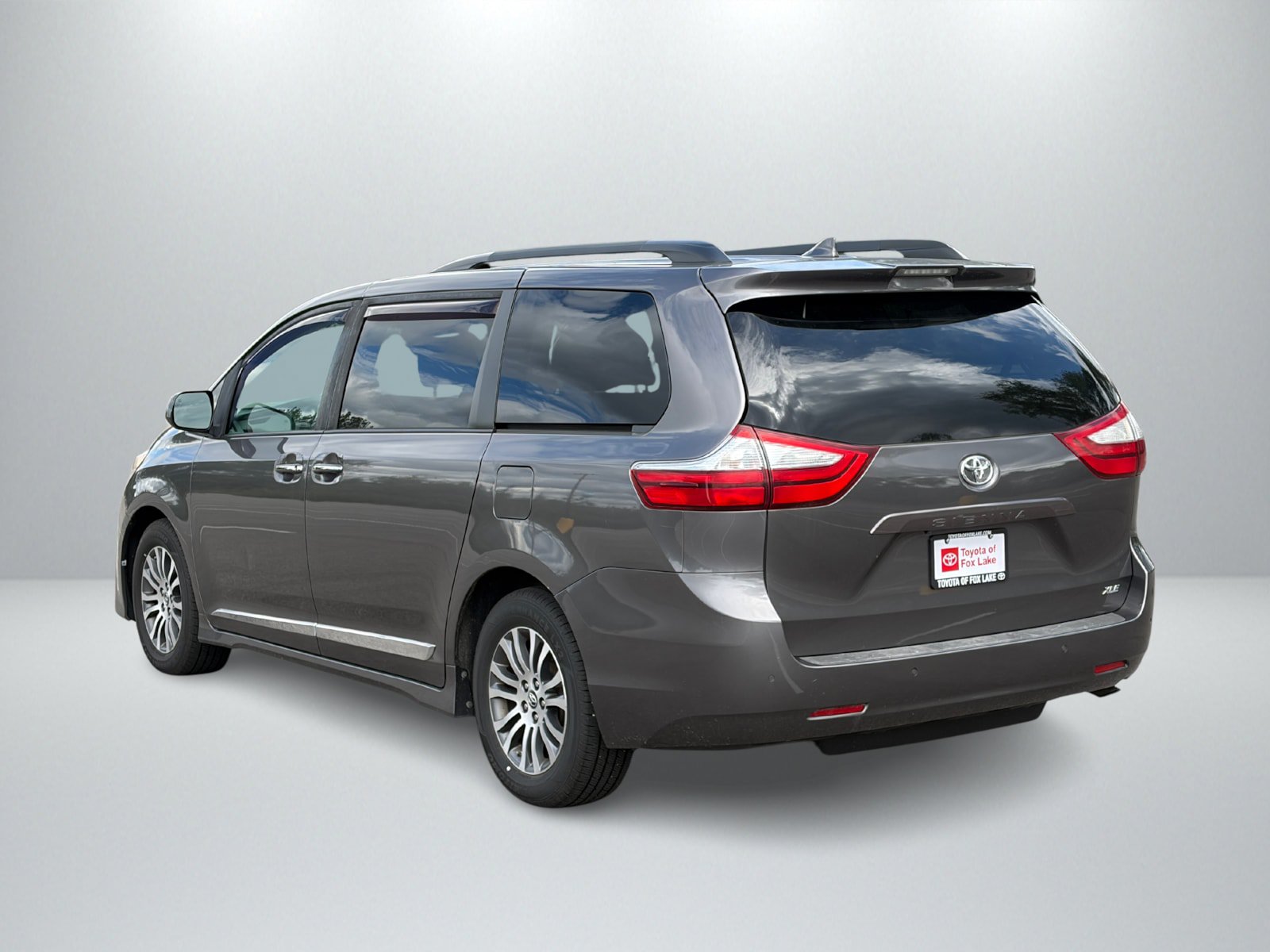 Used 2019 Toyota Sienna XLE w/ XLE Navigation Package FWD image 3