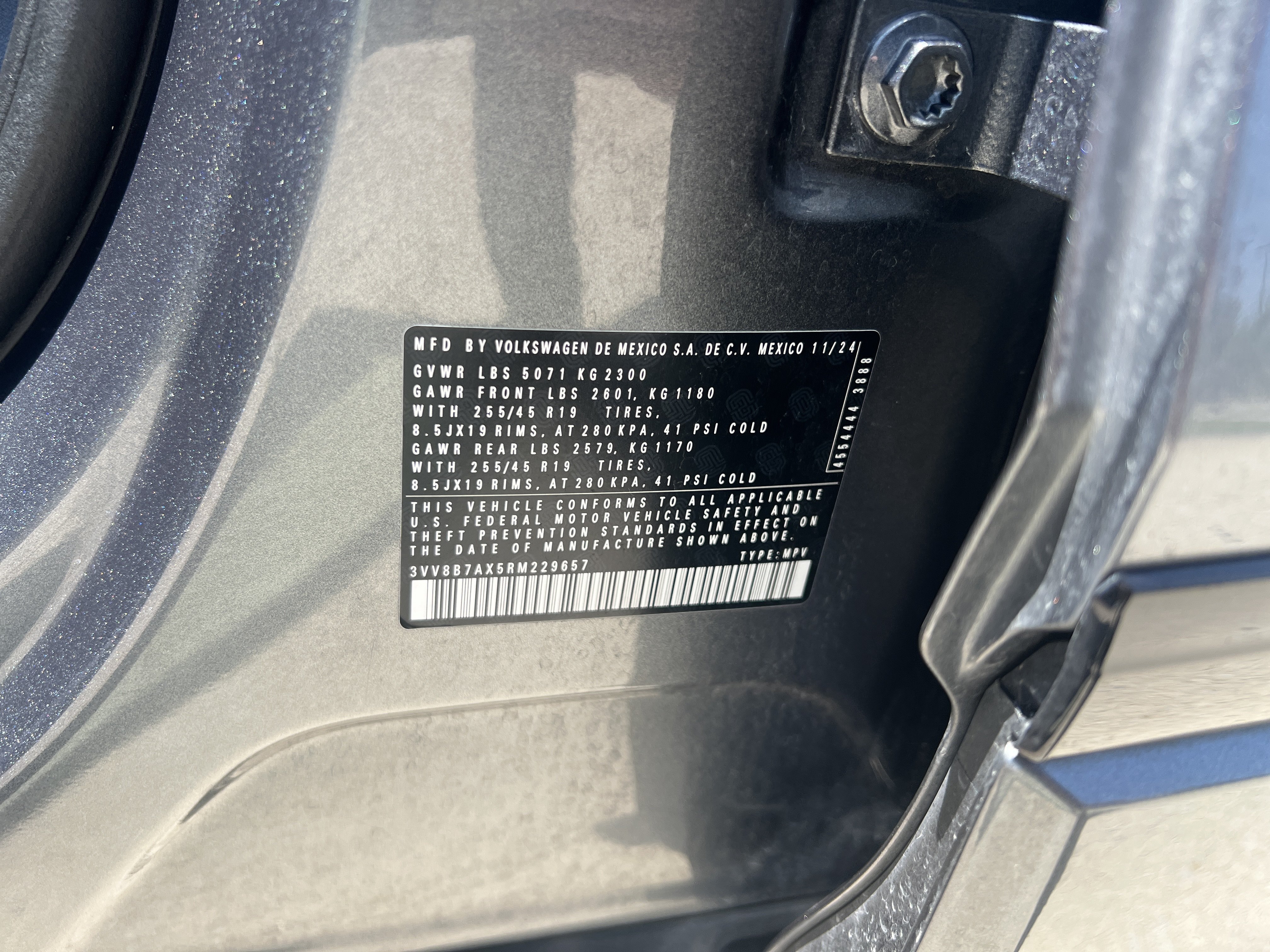 Certified 2024 Volkswagen Tiguan SE R-Line AWD/4WD image 30