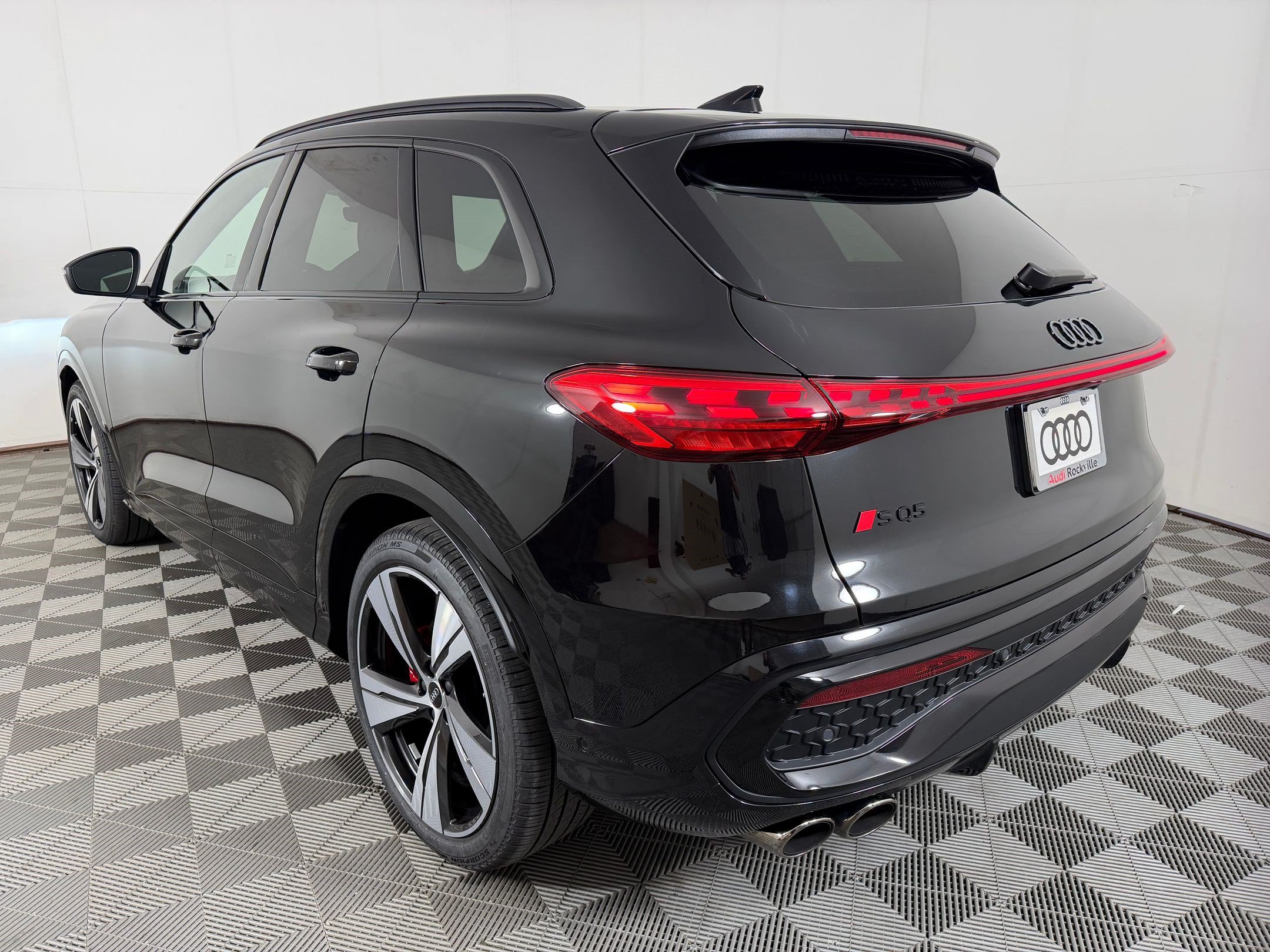 Certified 2025 Audi SQ5 Premium Plus AWD/4WD image 3
