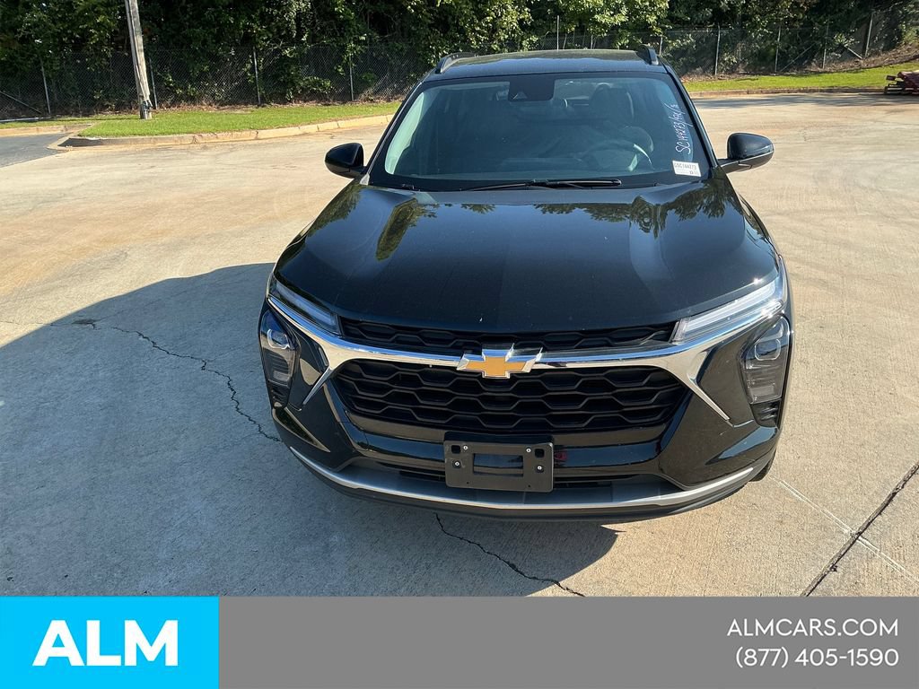 Used 2025 Chevrolet Trax LT FWD image 2