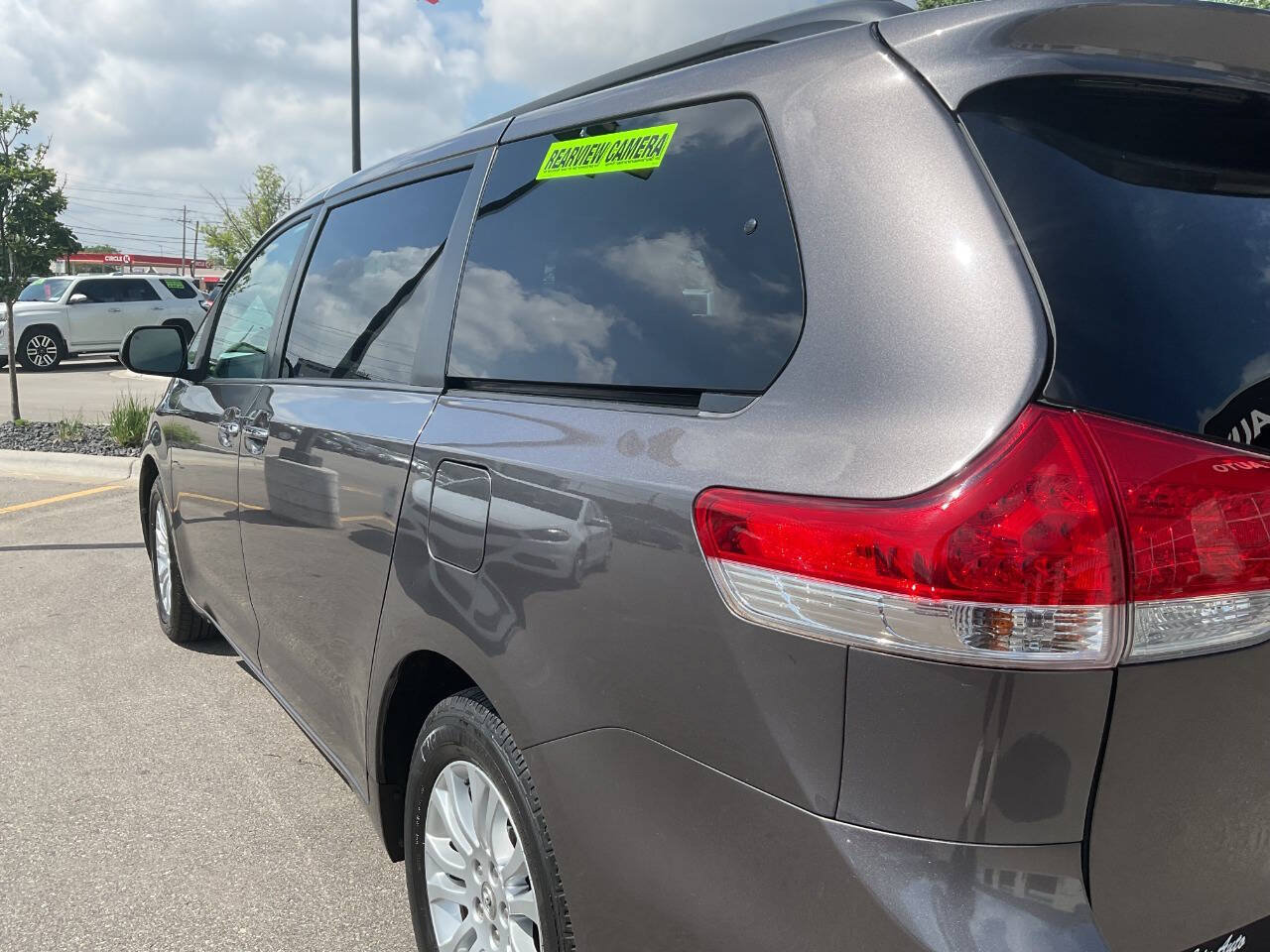 Used 2012 Toyota Sienna XLE FWD image 5
