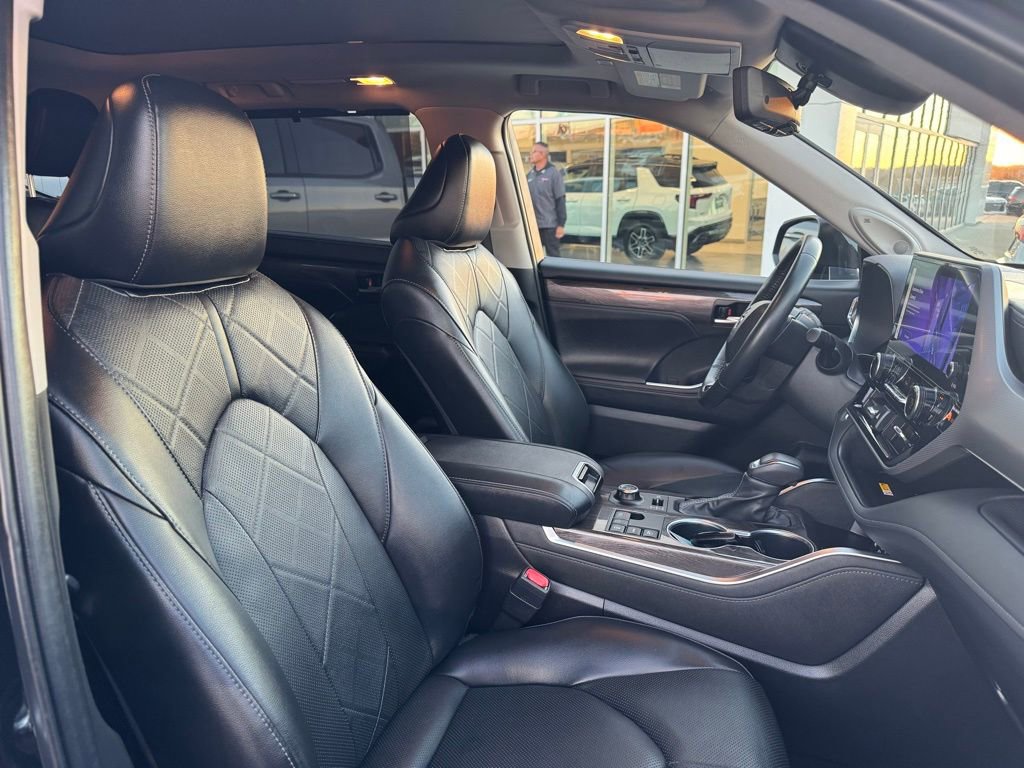 Used 2024 Toyota Highlander Platinum image 22