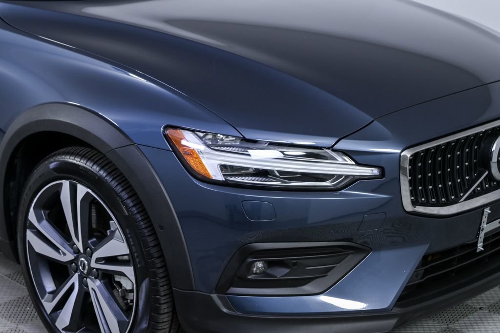 Used 2025 Volvo V60 B5 Cross Country Plus image 37