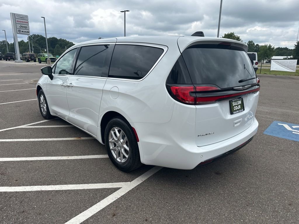 New 2026 Chrysler Pacifica Select image 6
