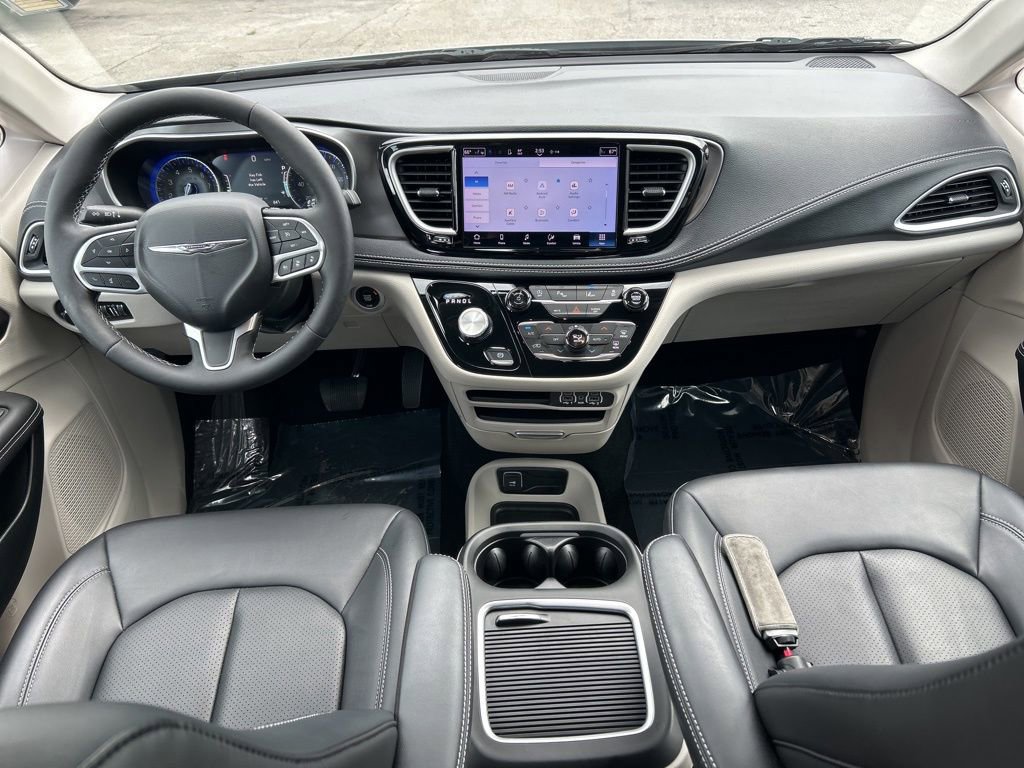 Used 2024 Chrysler Pacifica Touring-L image 33