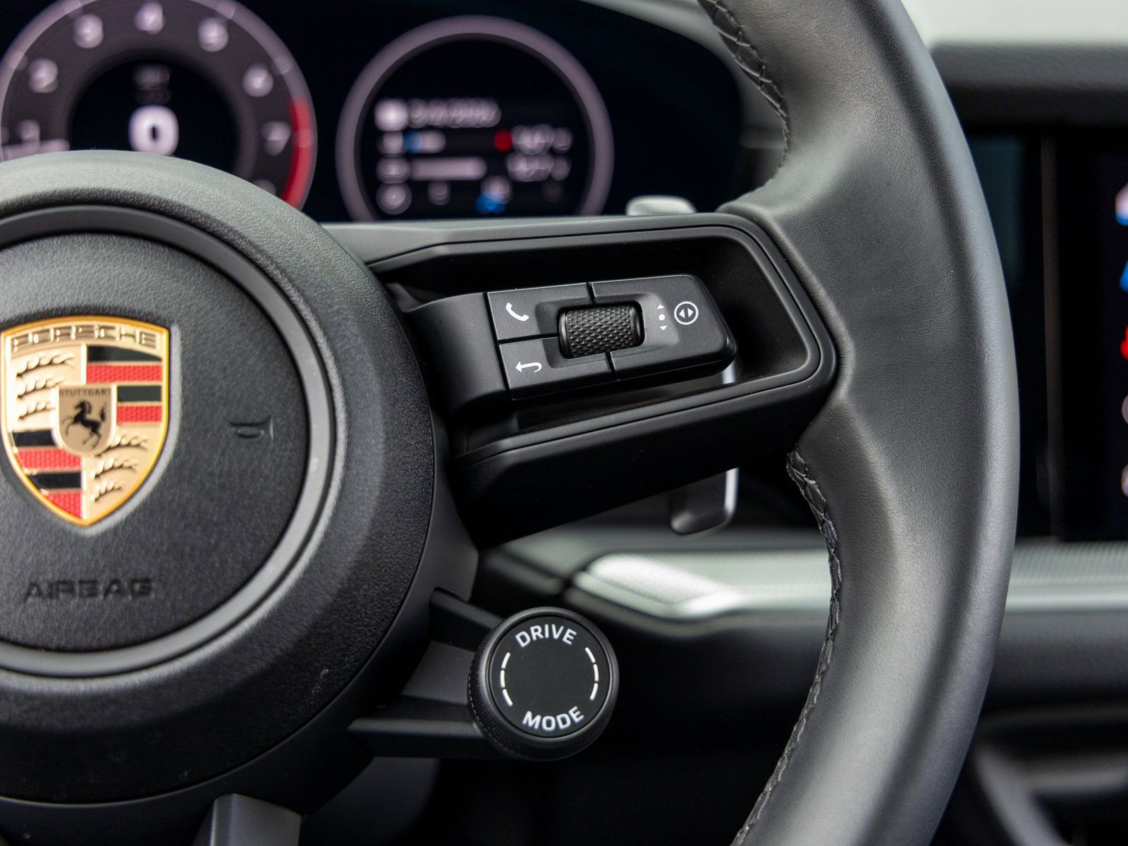 Certified 2025 Porsche Cayenne image 32