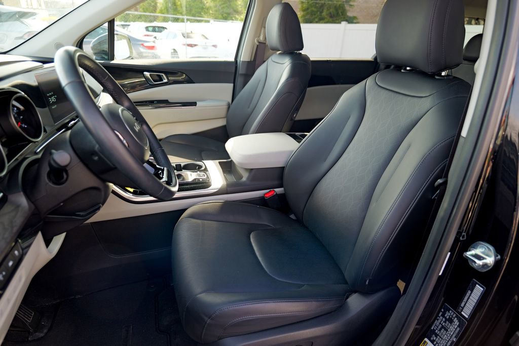Used 2024 Kia Carnival EX image 22