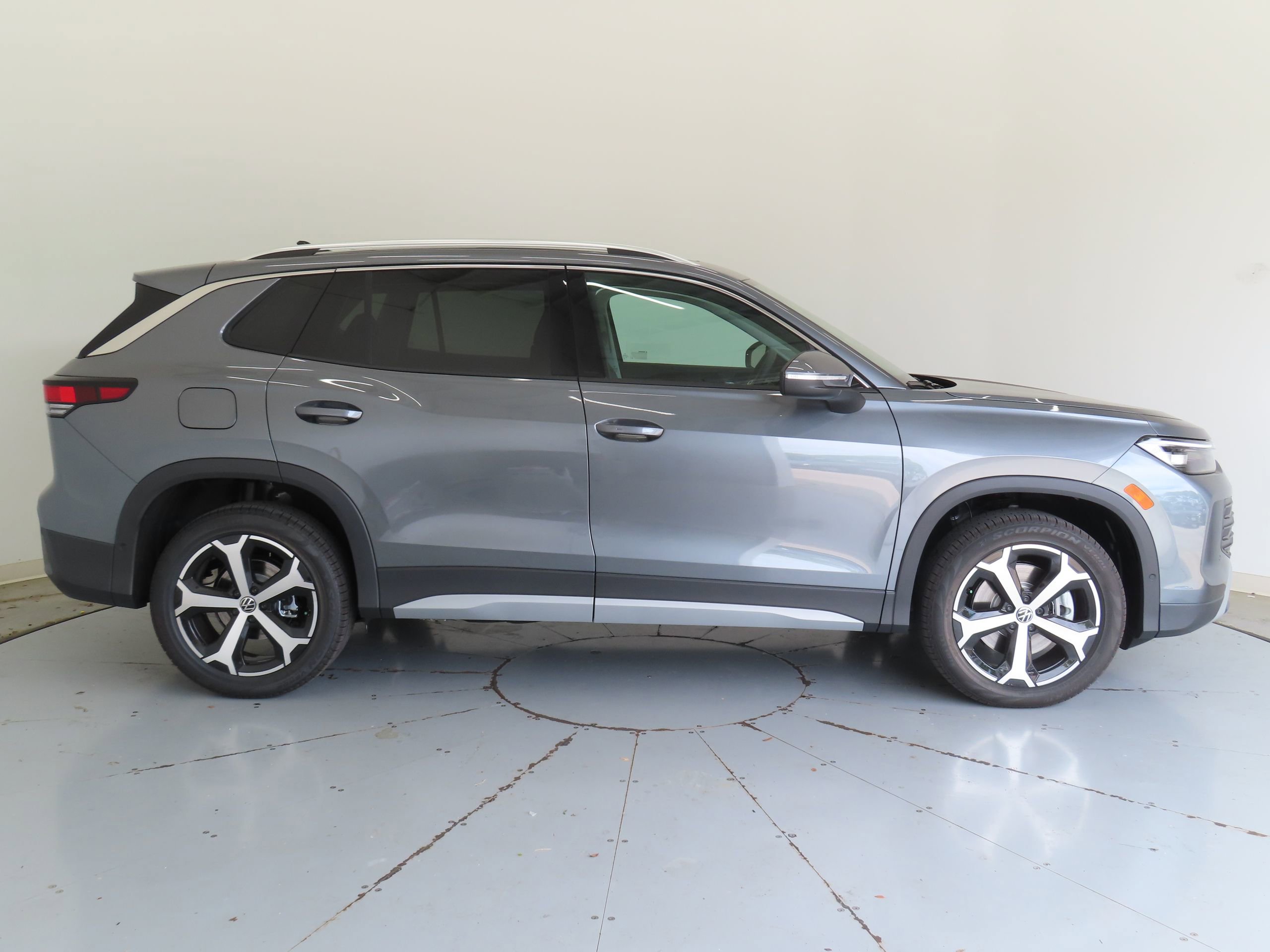 New 2026 Volkswagen Tiguan SE AWD/4WD image 2