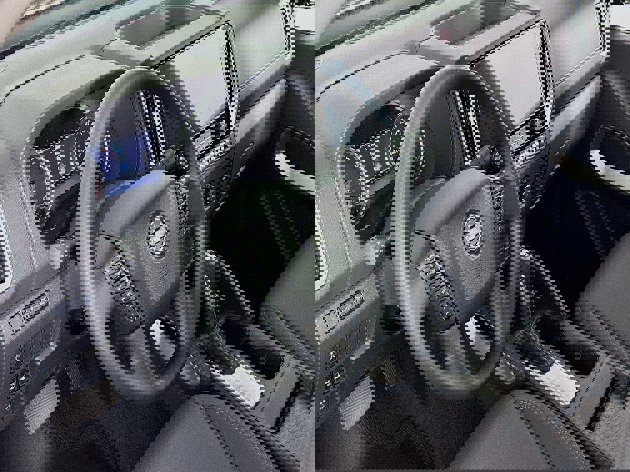 Used 2025 Nissan Frontier SV image 15