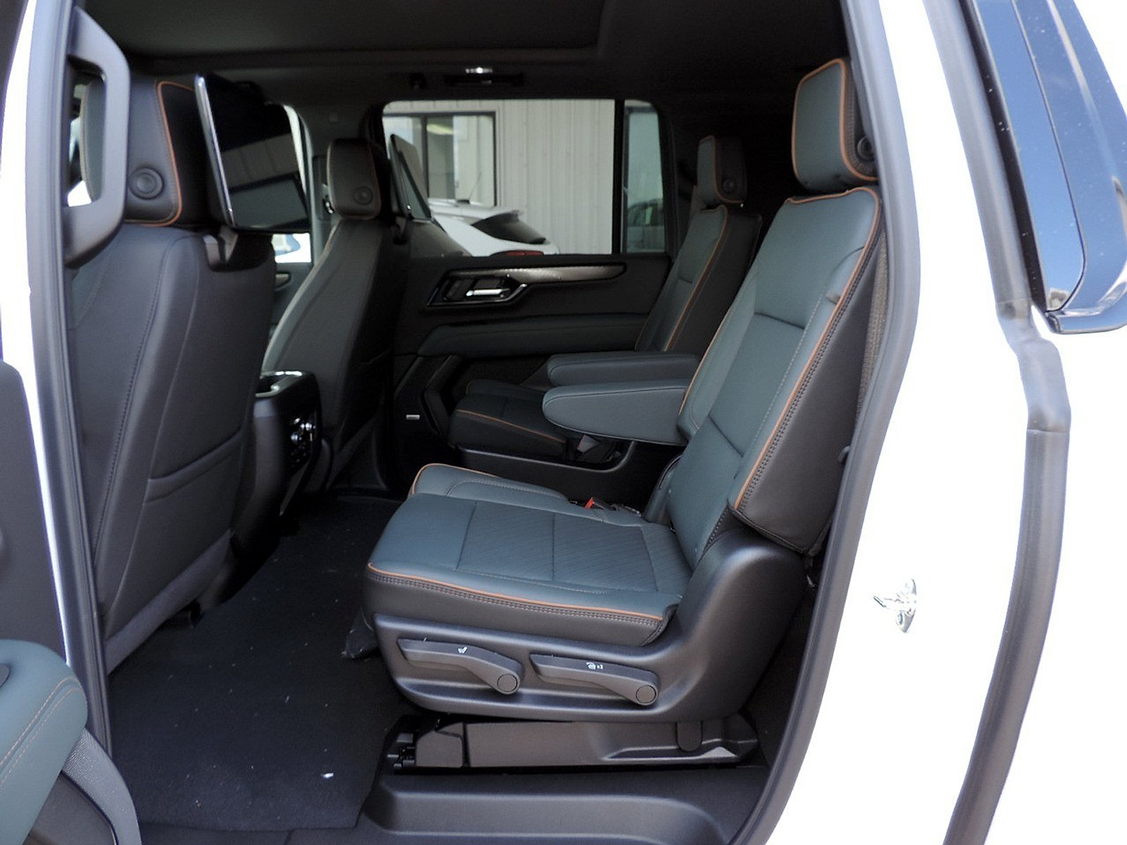 New 2026 GMC Yukon XL AT4 w/ AT4 Premium Plus Package AWD/4WD image 19