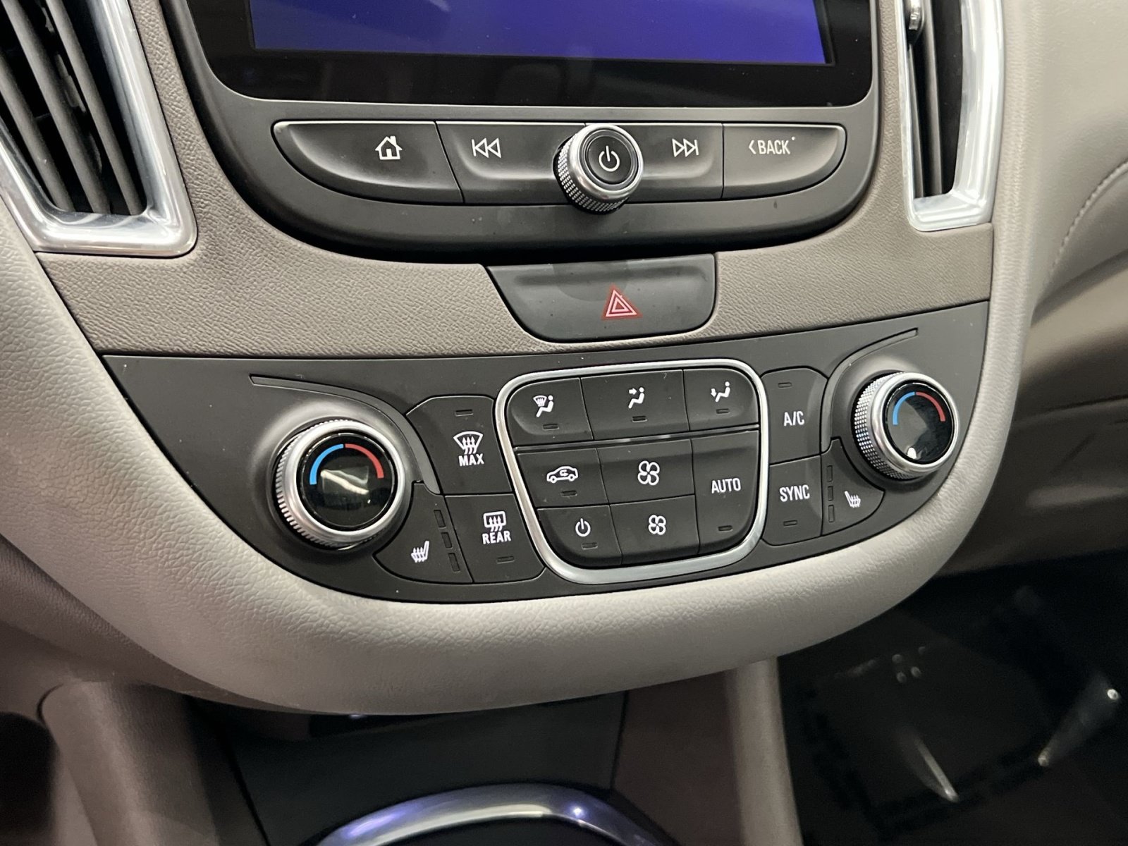 Used 2019 Chevrolet Malibu Hybrid w/ Leather Package FWD image 18