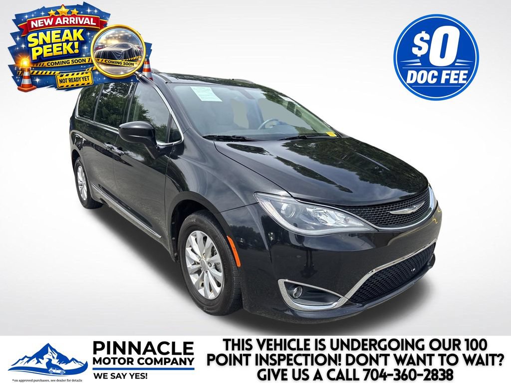 Used 2017 Chrysler Pacifica Touring-L FWD image 1
