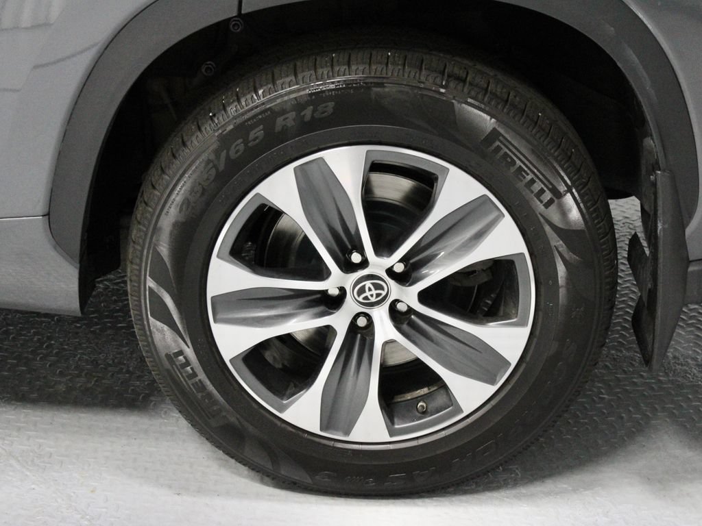 Used 2023 Toyota Highlander XLE AWD/4WD image 18