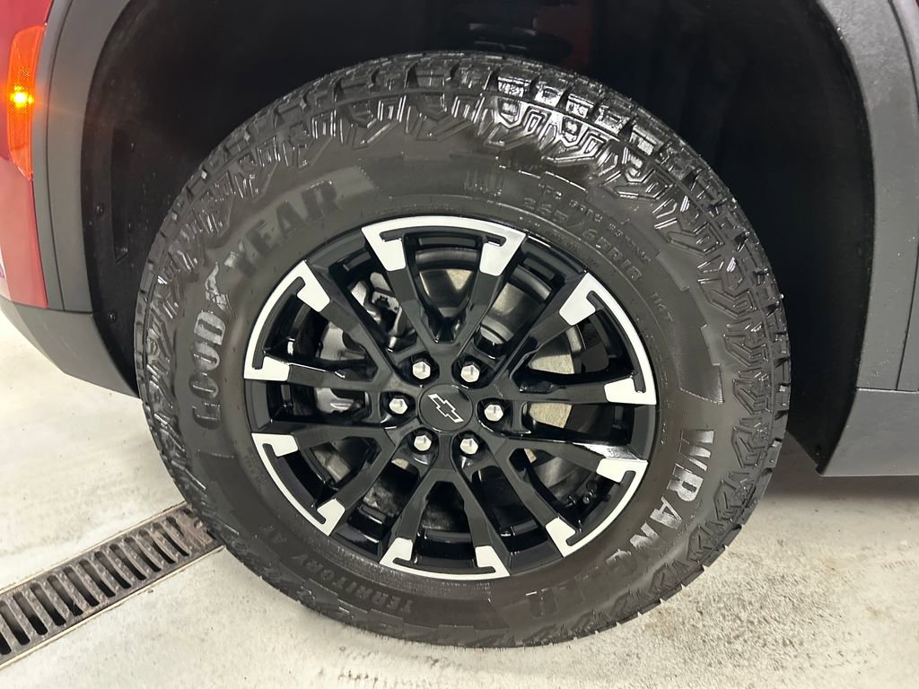 Used 2025 Chevrolet Traverse Z71 w/ Driver Confidence Package image 9