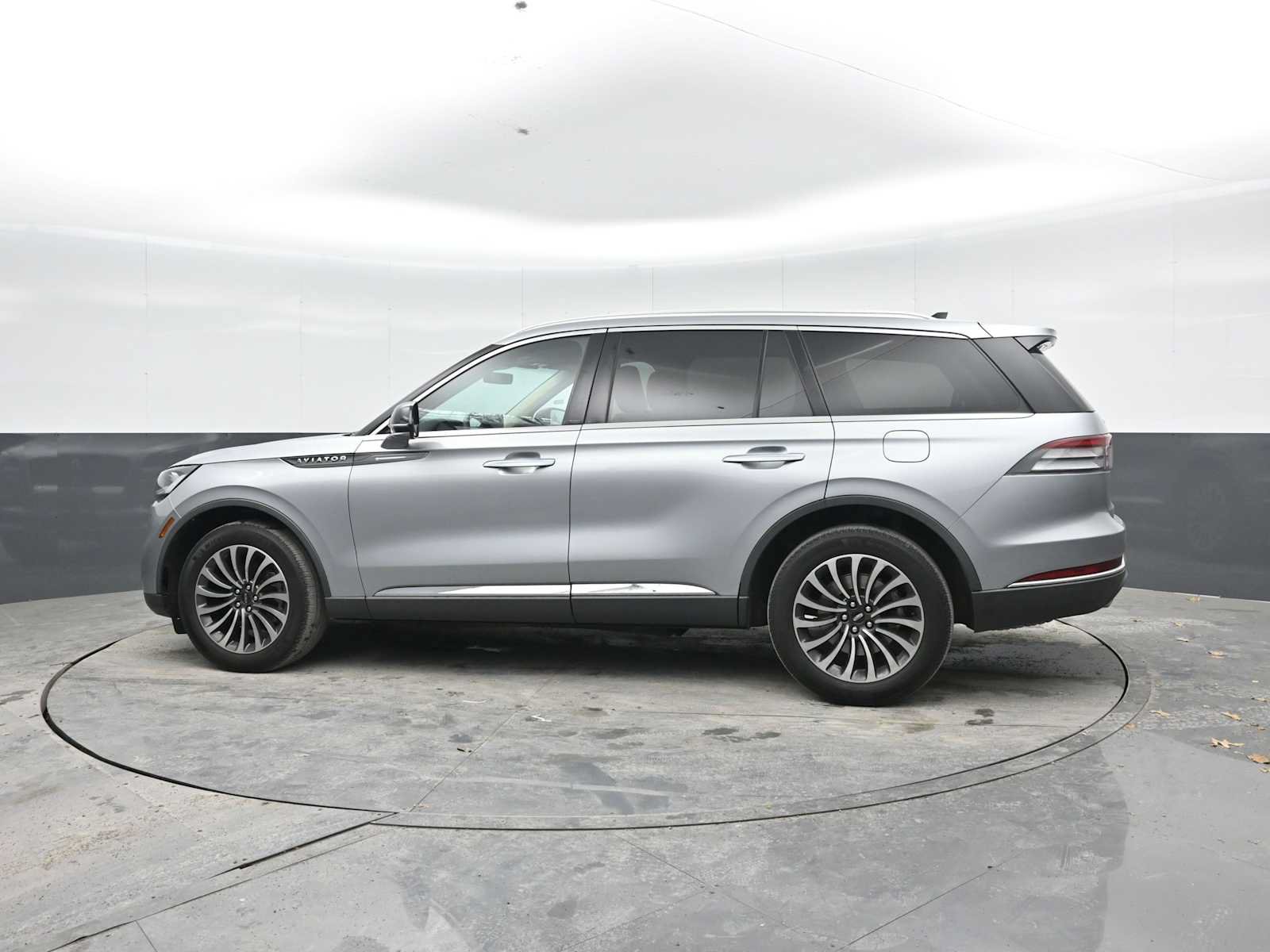 Used 2023 Lincoln Aviator AWD w/ Premium Package image 2