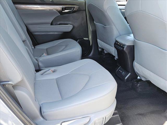 Used 2021 Toyota Highlander Platinum FWD image 28