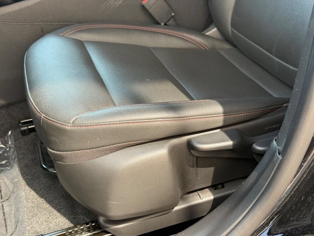 Used 2025 Chevrolet Trax RS w/ Sunroof Package FWD image 32
