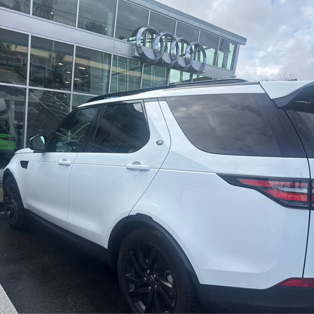 Used 2019 Land Rover Discovery HSE image 3