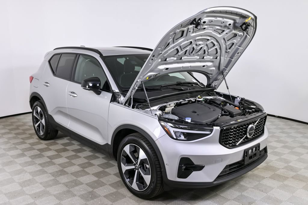 Certified 2025 Volvo XC40 B5 Plus image 34
