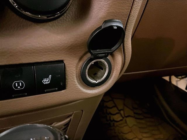 Used 2016 Jeep Wrangler Unlimited Rubicon w/ Connectivity Group AWD/4WD image 31