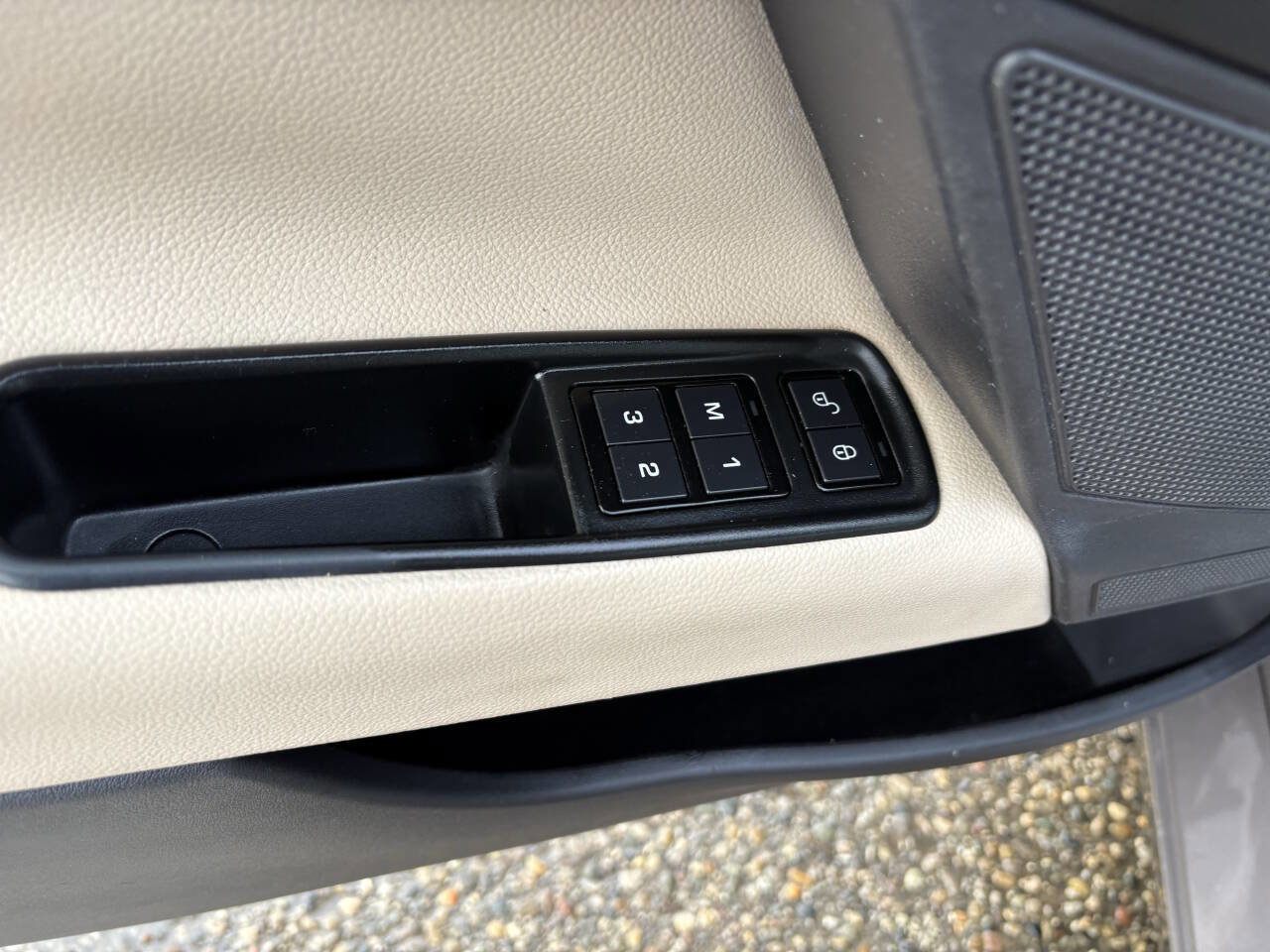 Used 2017 Jaguar XE Premium image 29