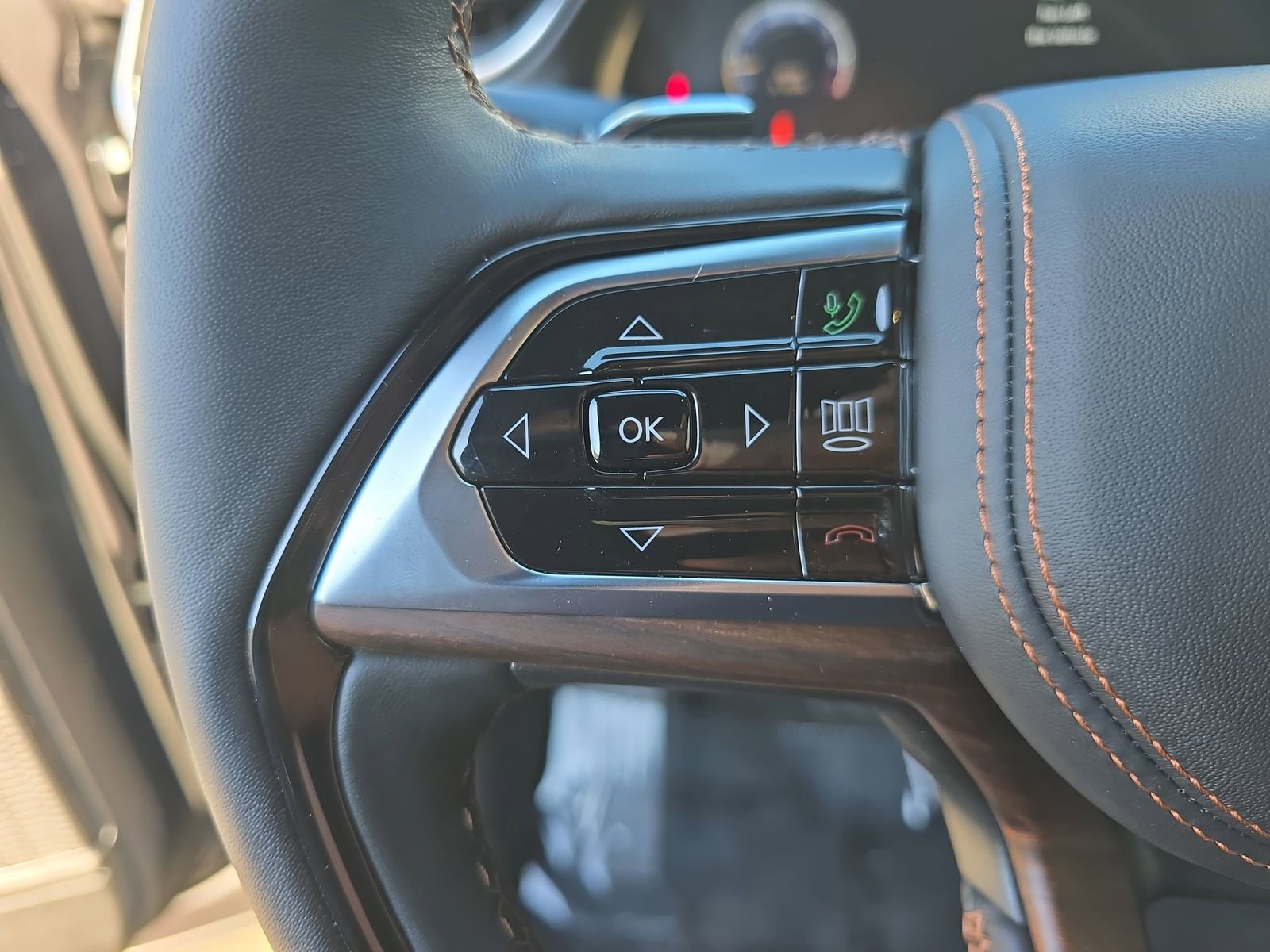 Used 2025 Jeep Grand Cherokee Summit w/ Obsidian Package image 24