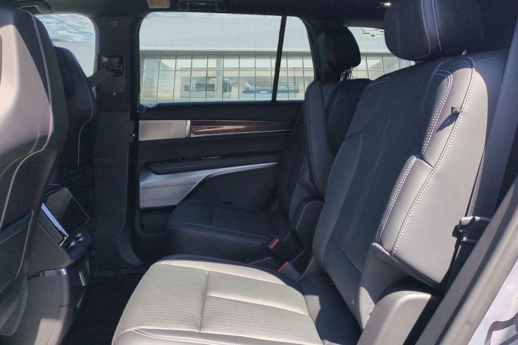 New 2026 Cadillac Vistiq Luxury w/ LPO, Floor Liner Package AWD/4WD image 21