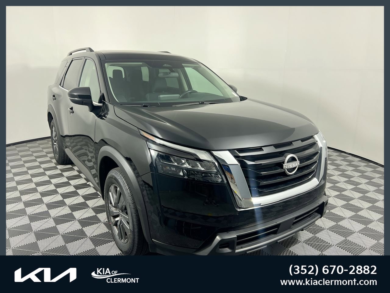 Used 2024 Nissan Pathfinder SV image 1