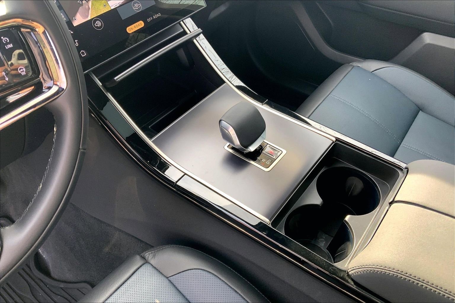 Used 2026 Land Rover Range Rover Velar Dynamic SE image 16