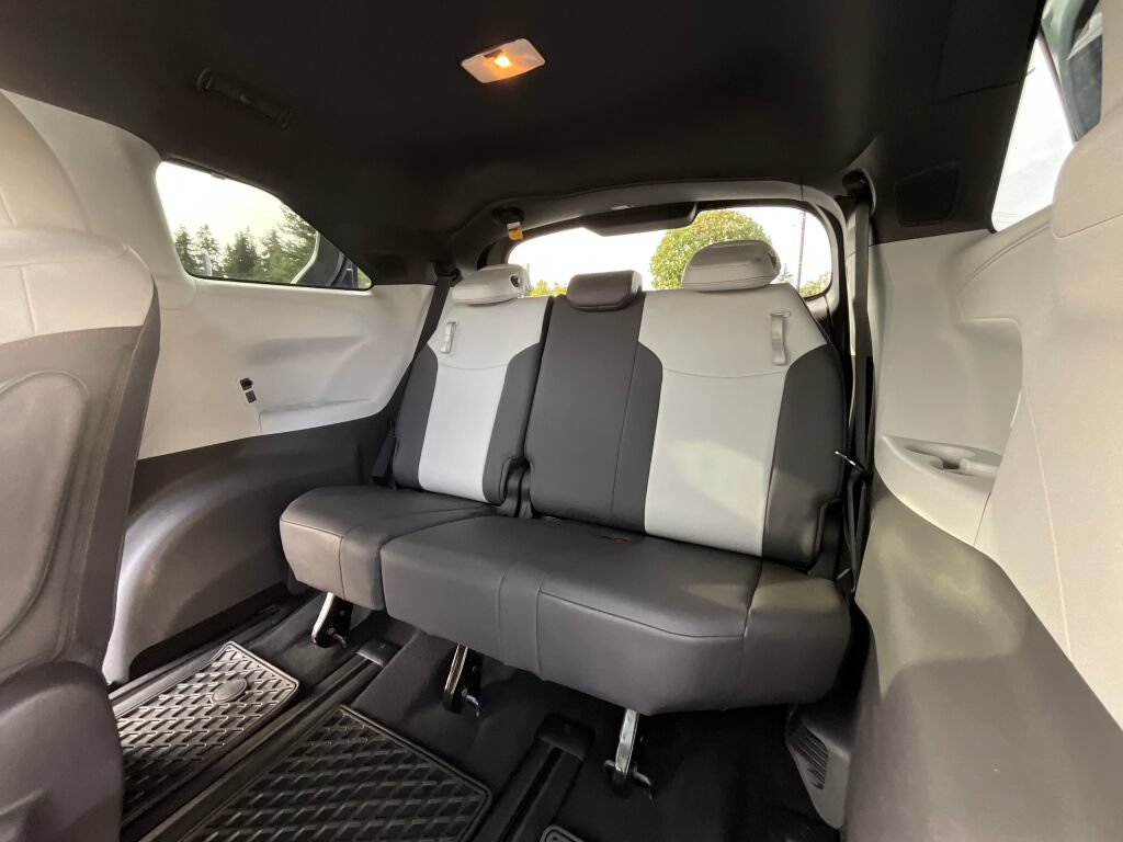 Used 2021 Toyota Sienna XSE FWD image 12