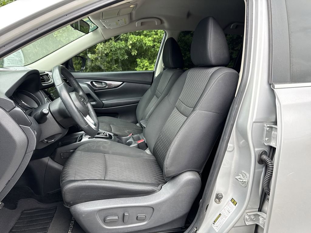 Used 2018 Nissan Rogue SV image 19