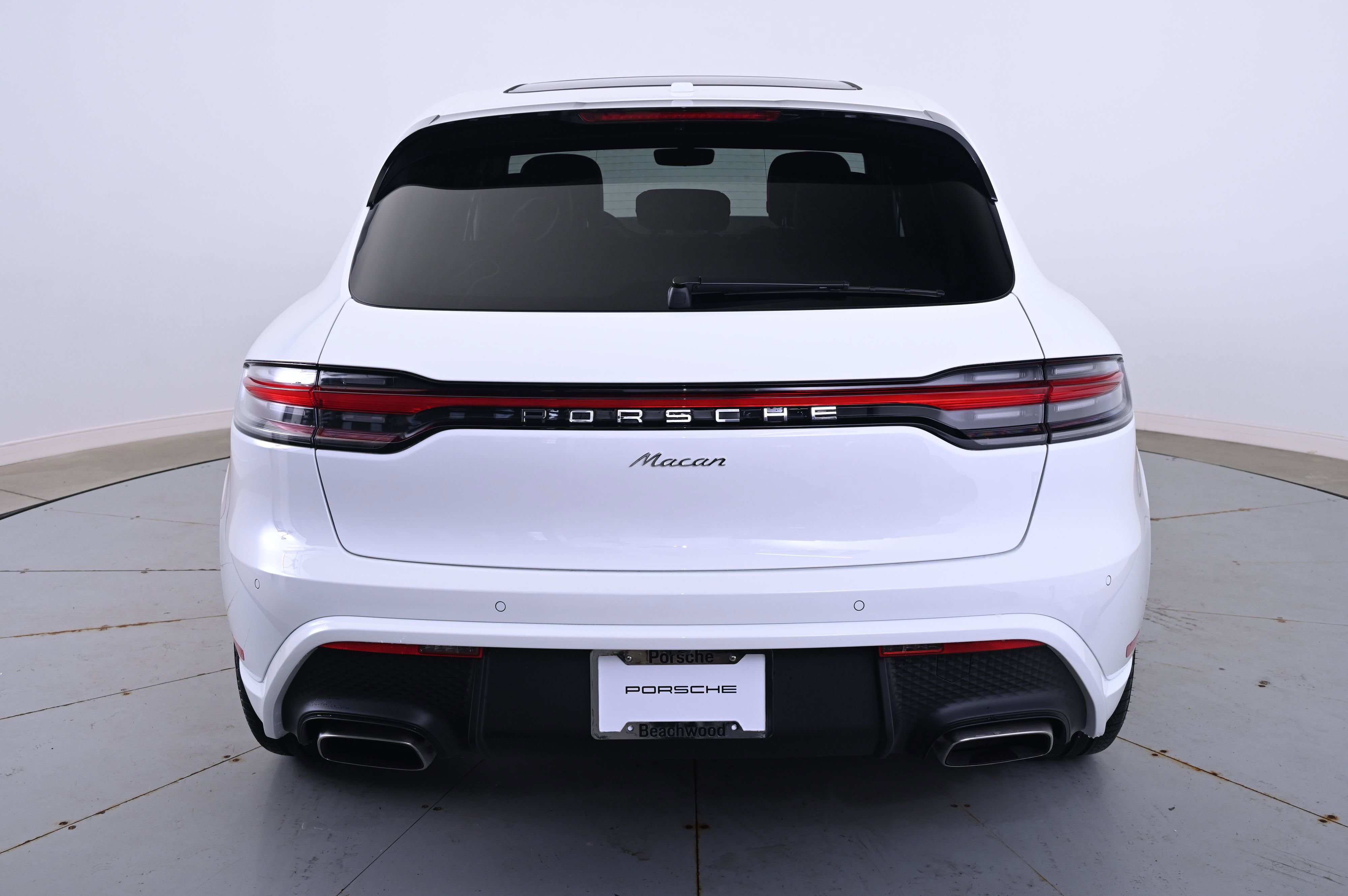 Certified 2025 Porsche Macan image 6