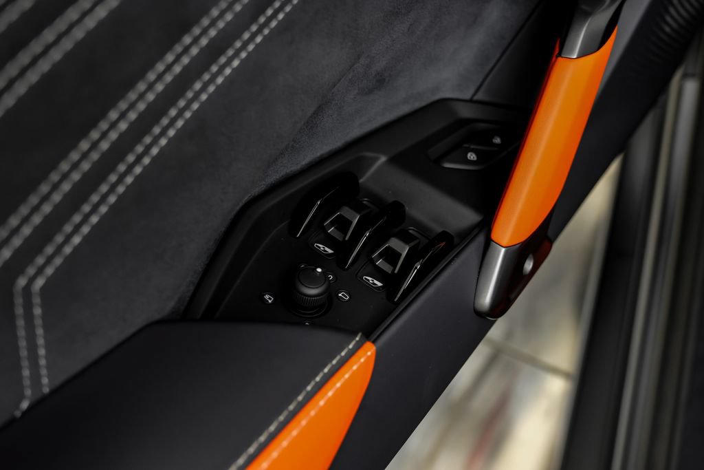 Used 2025 Lamborghini Revuelto AWD/4WD image 47