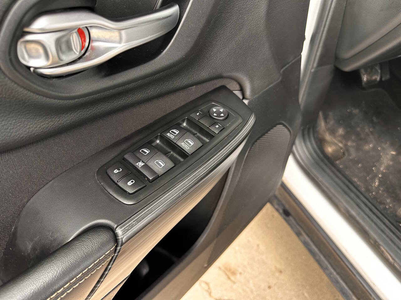 Used 2015 Jeep Cherokee Latitude w/ Comfort/Convenience Group image 17