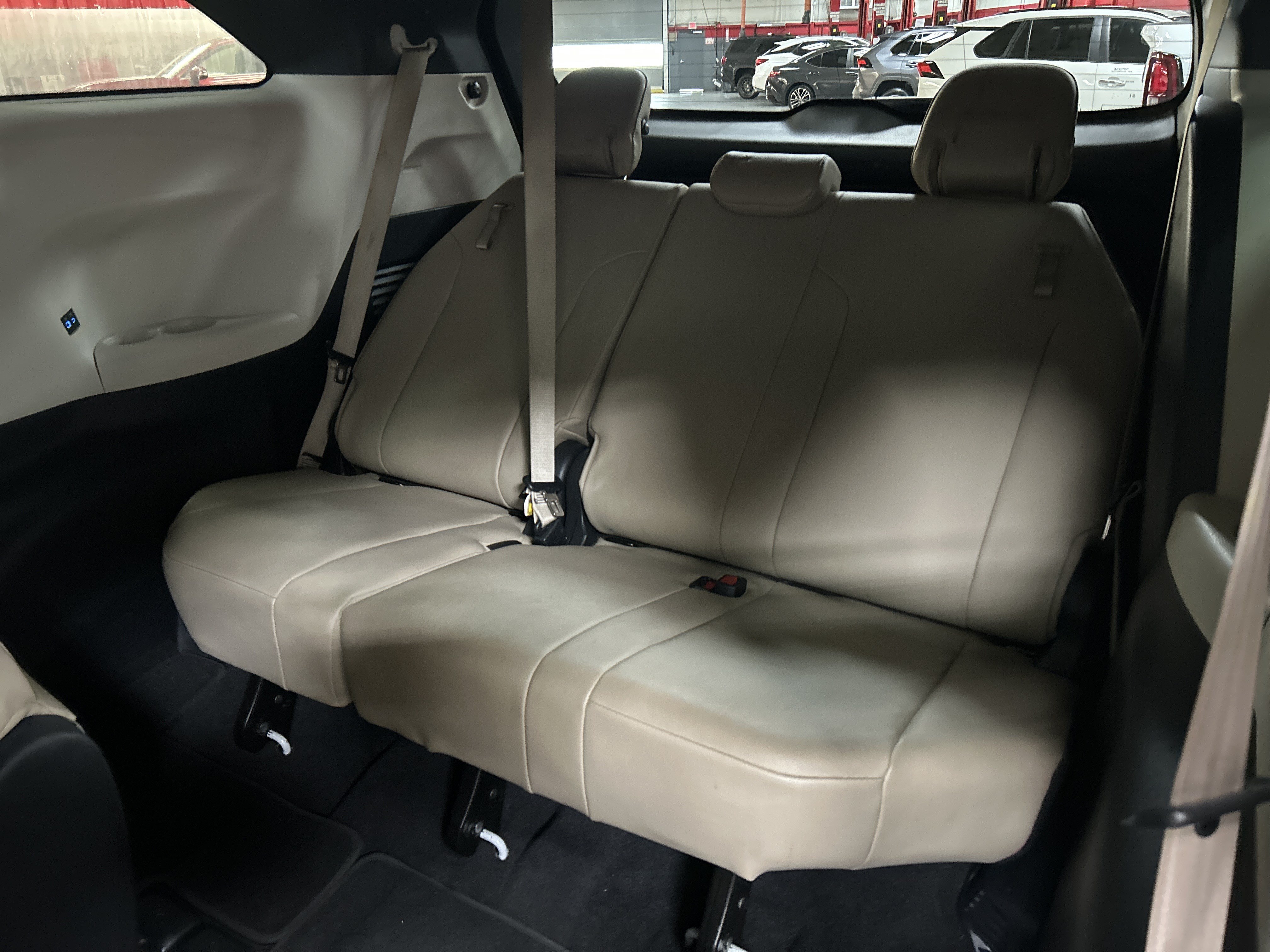 Used 2021 Toyota Sienna XLE FWD image 32