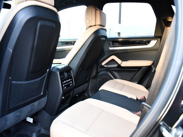 Used 2025 Porsche Cayenne image 17